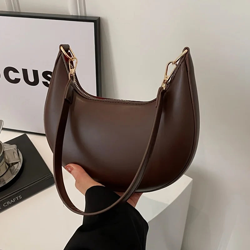 New Fashionable High-end Moon-shaped Baseball Bag Showing
